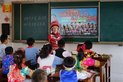 惠若琪老公生日夫妻恩爱同框,老杨紧挨老婆憨笑,夫妻相越来越浓